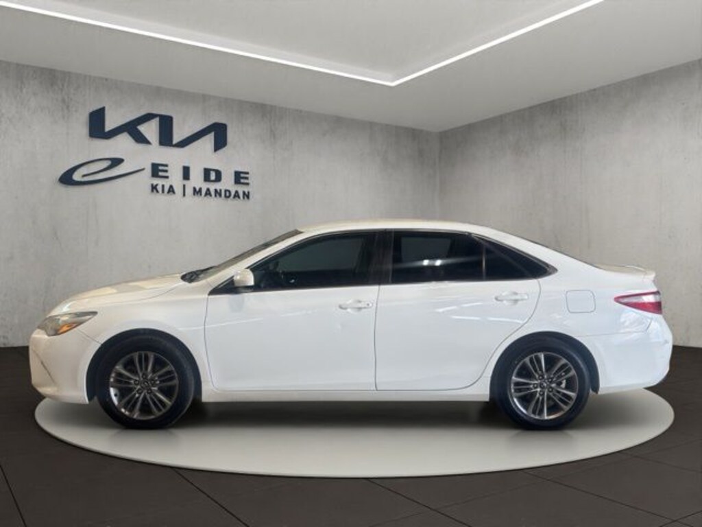 Used 2017 Toyota Camry SE Sedan