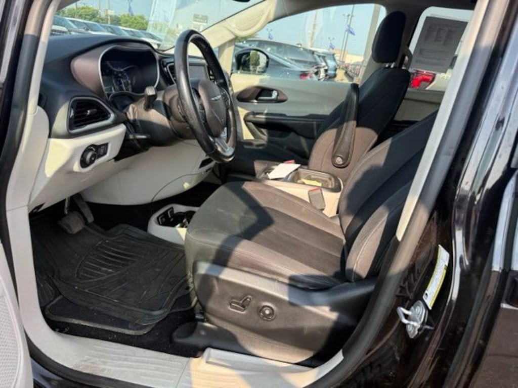 Used 2019 Chrysler Pacifica Touring Plus Minivan/Van