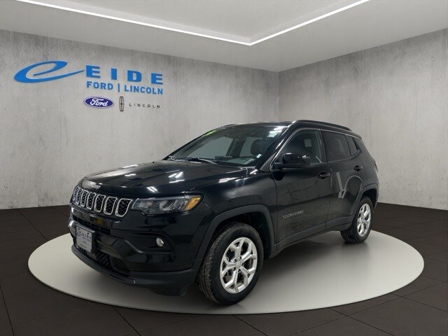 2024 Jeep Compass Latitude photo 2