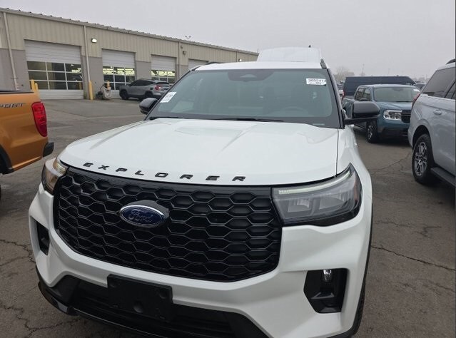 2025 Ford Explorer ST-Line photo 3