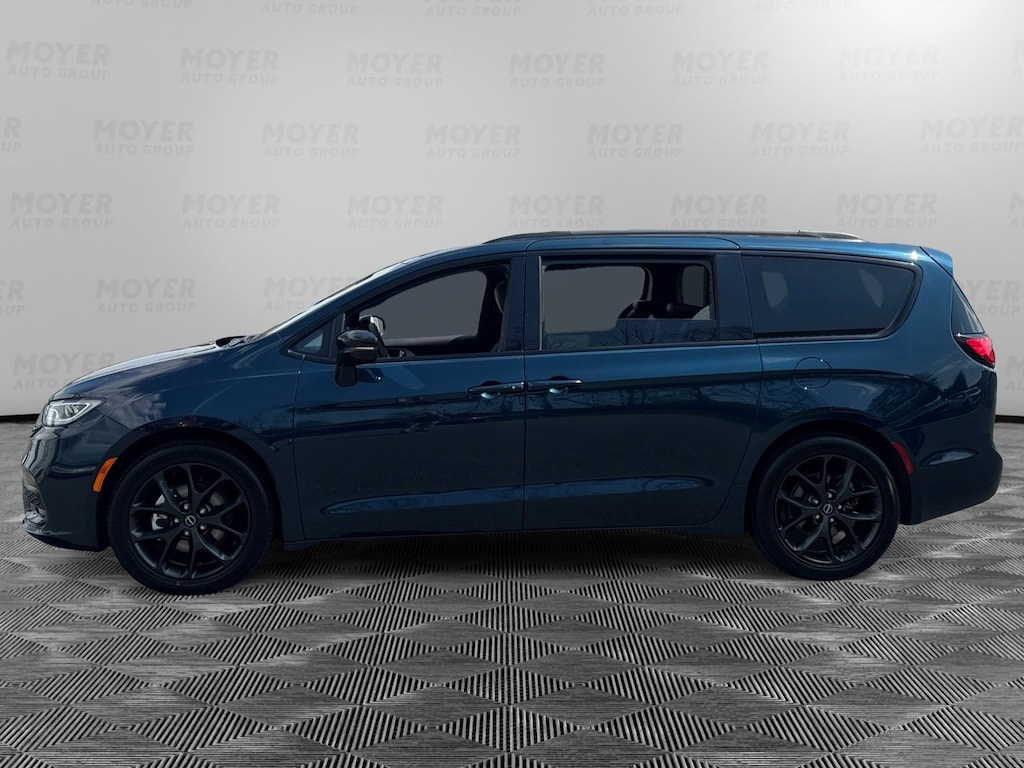 Used 2025 Chrysler Pacifica Limited Limited FWD