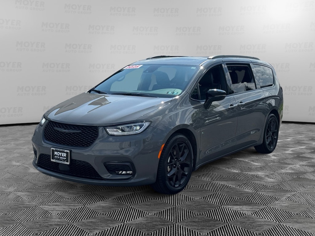Used 2025 Chrysler Pacifica Limited Limited FWD