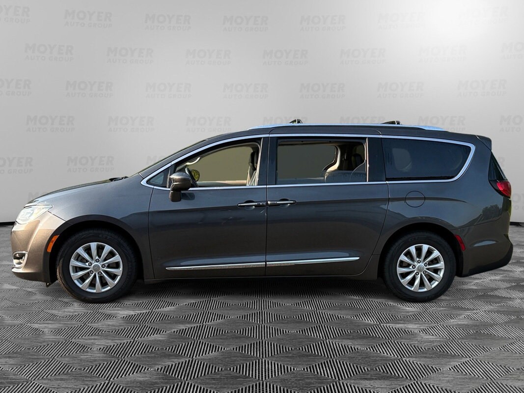 2018 Chrysler Pacifica Touring L photo 2
