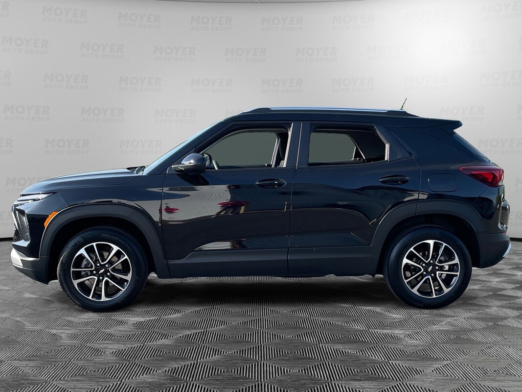 2025 Chevrolet Trailblazer LT photo 2