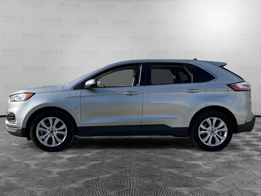2022 Ford Edge Titanium photo 2