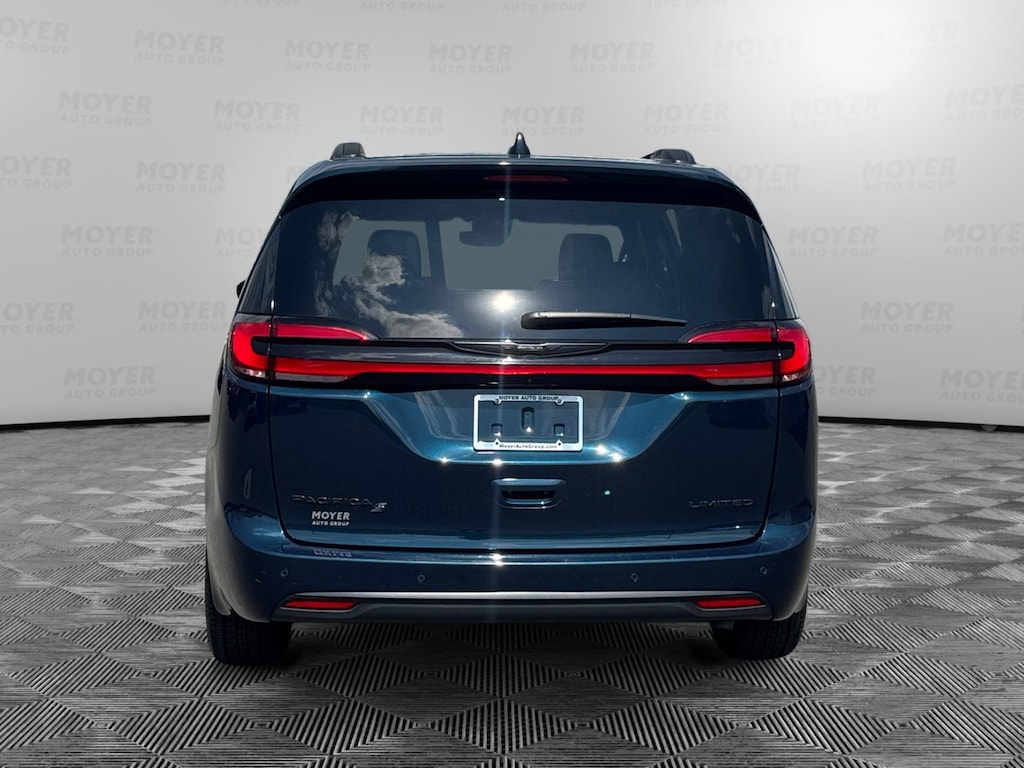 Used 2025 Chrysler Pacifica Limited Limited FWD
