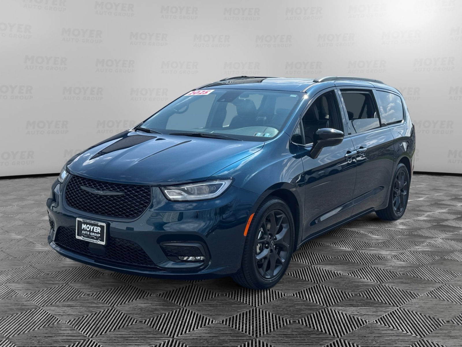 2025 Chrysler Pacifica Limited's photo