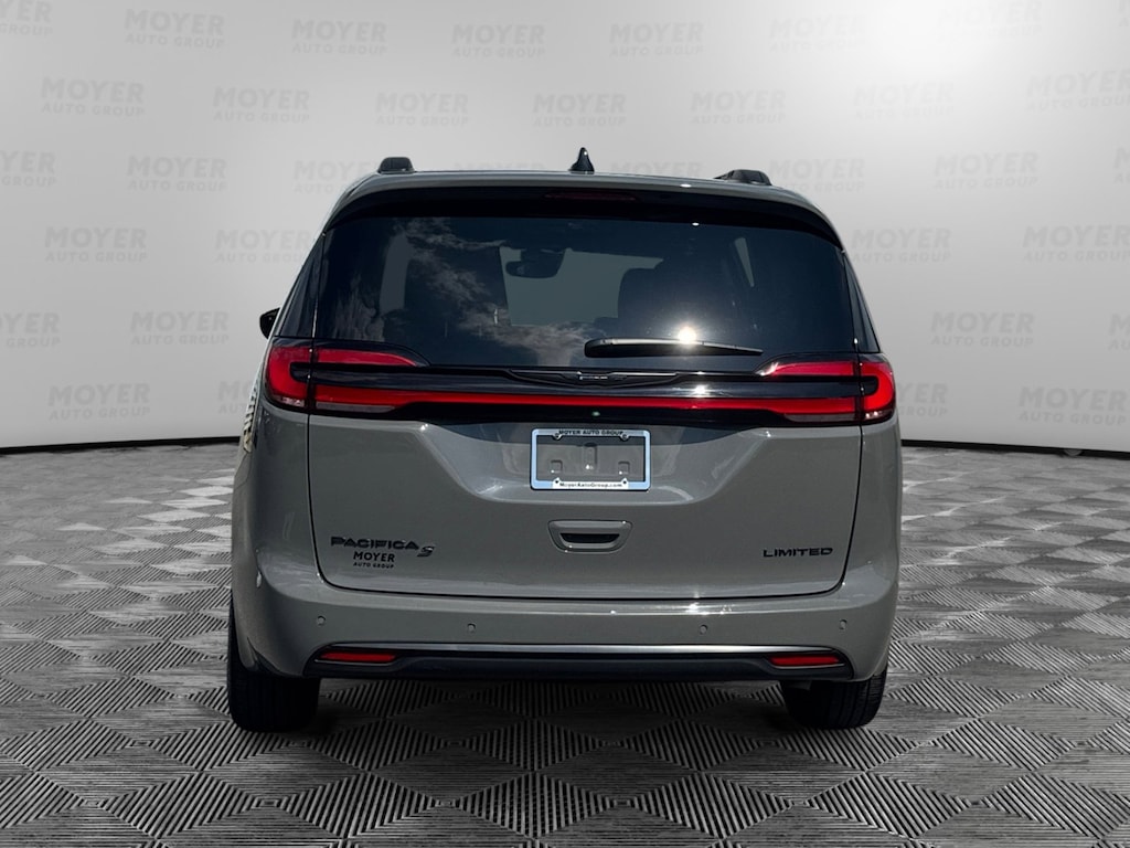 Used 2025 Chrysler Pacifica Limited Limited FWD