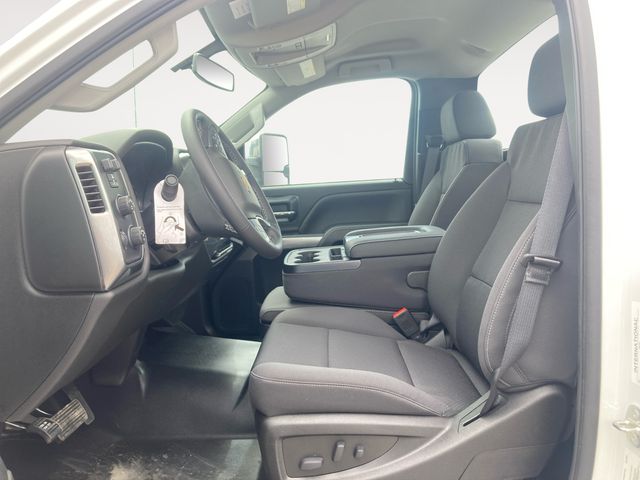 2024 Chevrolet Silverado 1500 LT photo 2