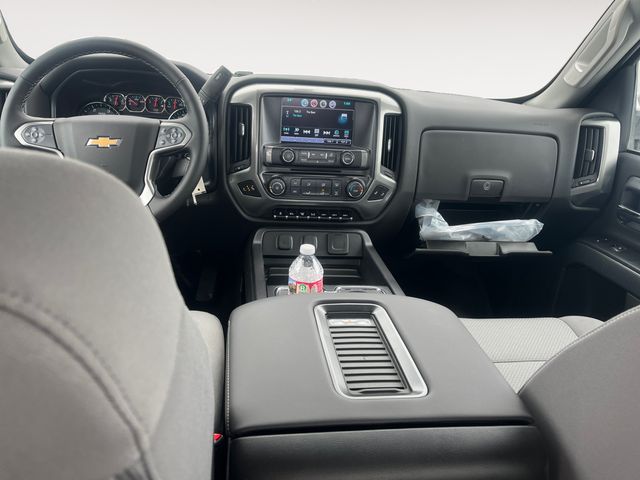 2024 Chevrolet Silverado 5500HD LT photo 3