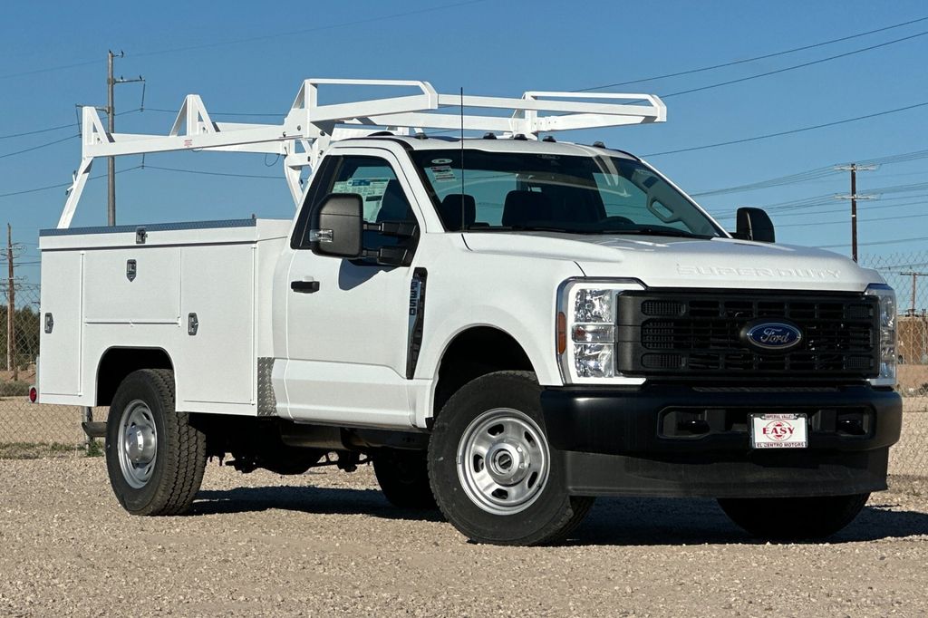 2025 Ford F-350 Super Duty Chassis Cab XLT - Photo 2