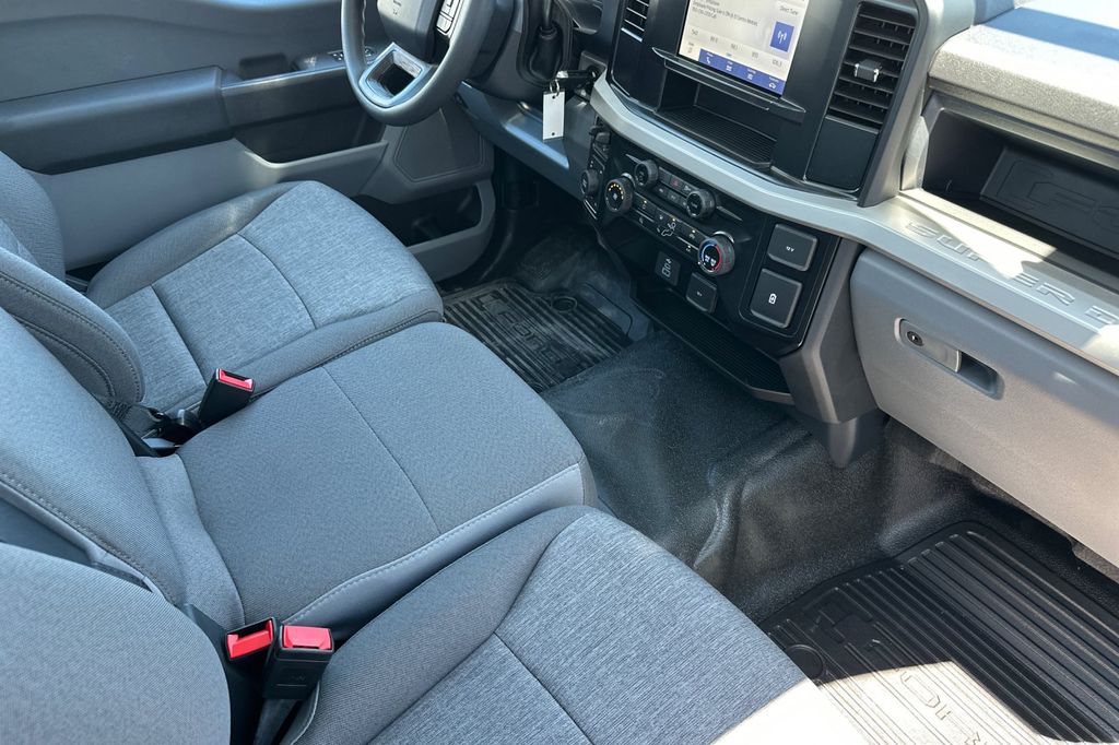 2025 Ford F-350 Super Duty Chassis Cab XLT - Photo 11