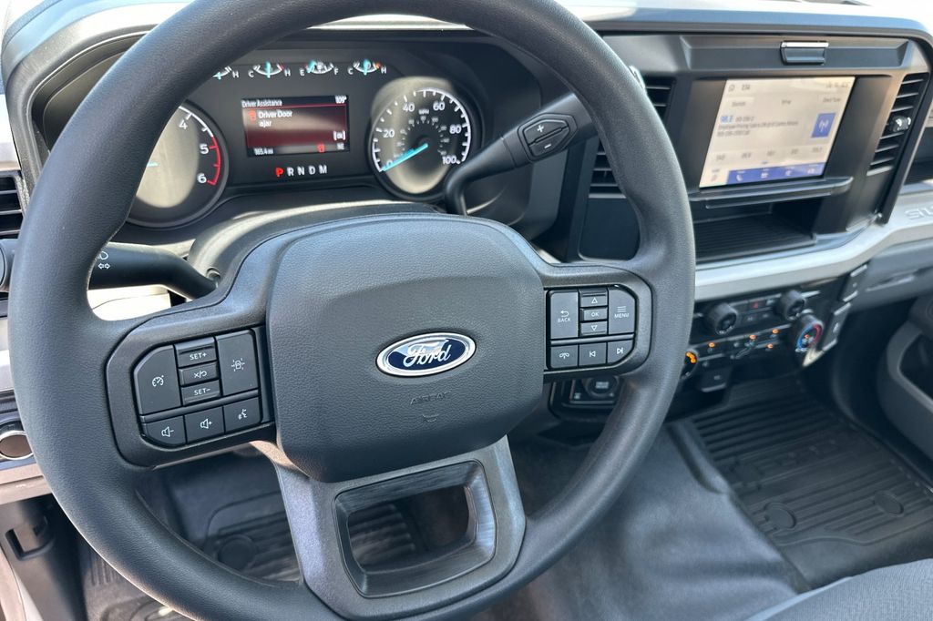 2025 Ford F-350 Super Duty Chassis Cab XLT - Photo 10