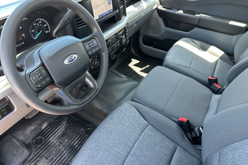 2025 Ford F-350 Super Duty Chassis Cab XLT - Photo 7