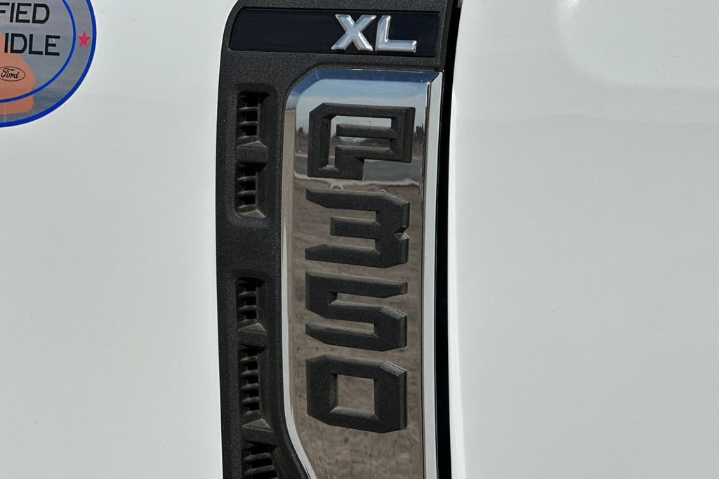 2025 Ford F-350 Super Duty Chassis Cab XLT - Photo 23