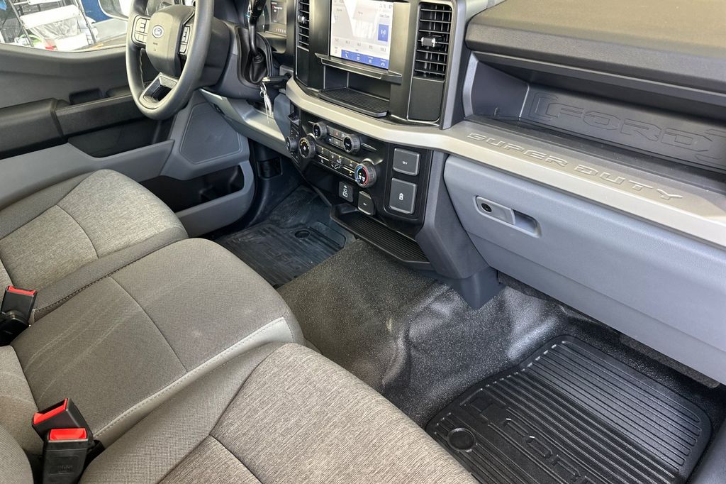 2025 Ford F-350 Super Duty Chassis Cab XLT - Photo 14