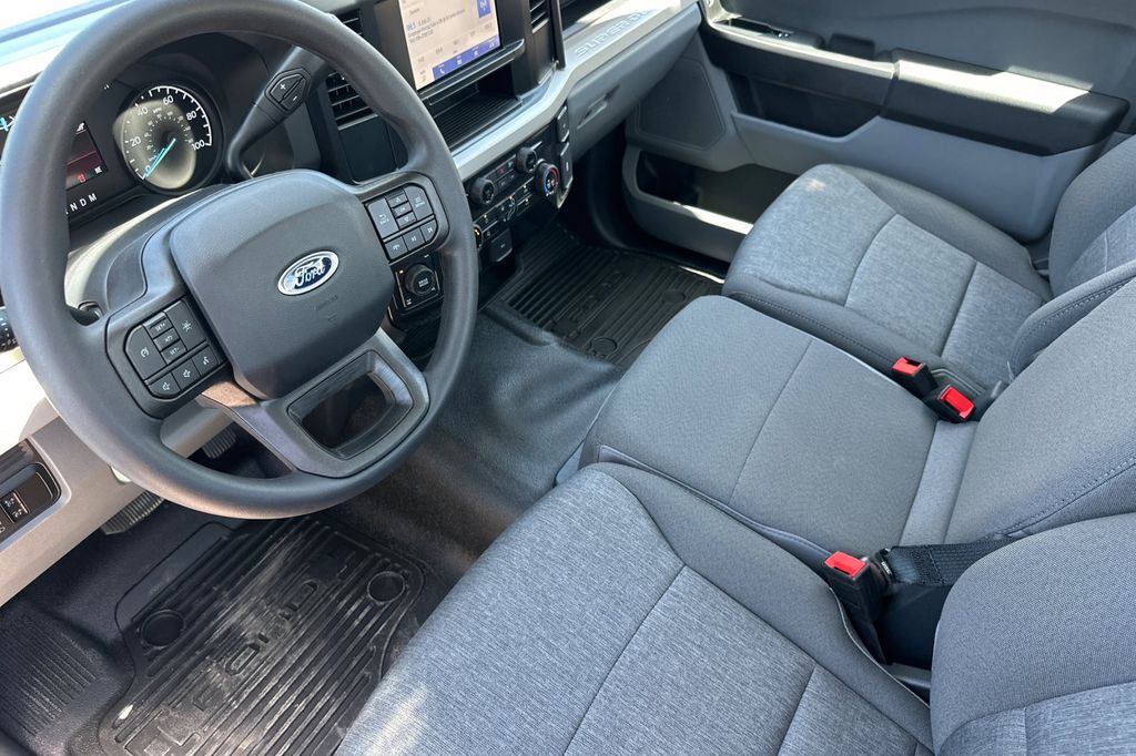 2025 Ford F-350 Super Duty Chassis Cab XLT - Photo 7