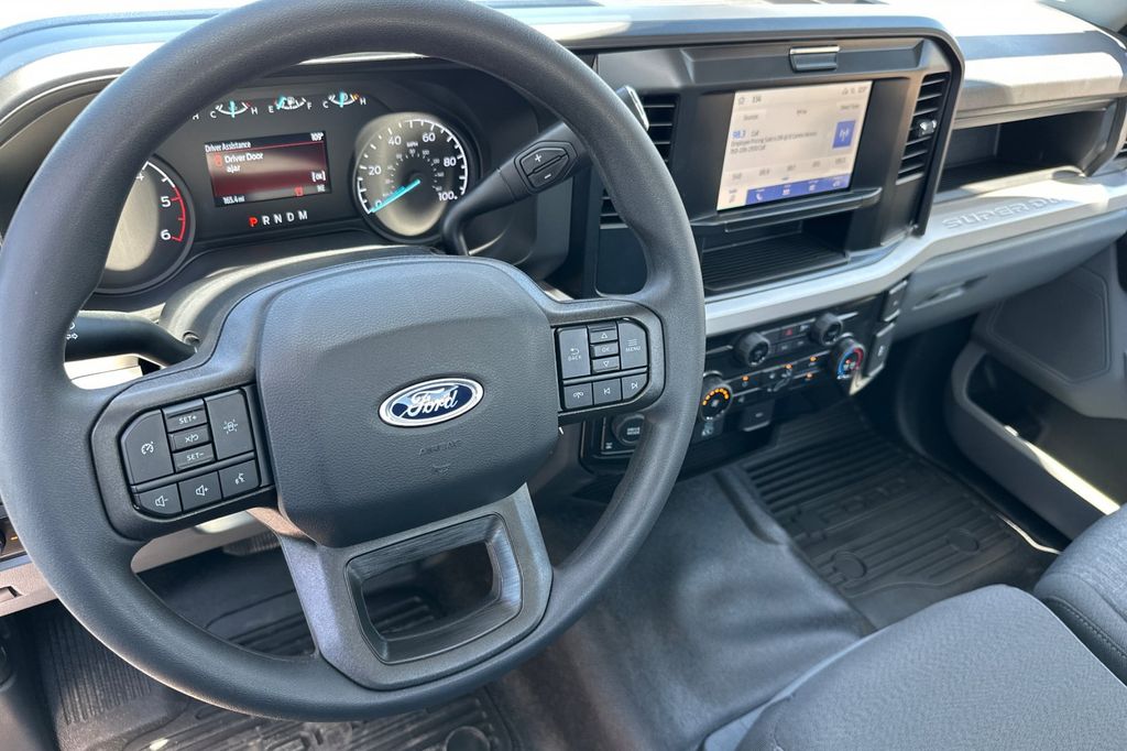 2025 Ford F-350 Super Duty Chassis Cab XLT - Photo 9