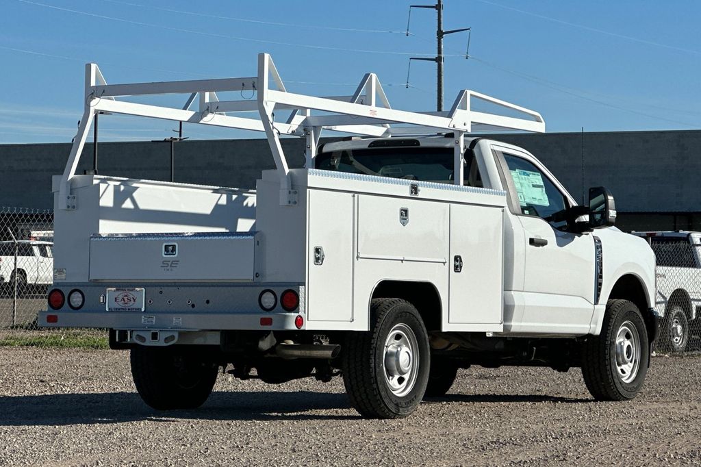 2025 Ford F-350 Super Duty Chassis Cab XLT - Photo 4