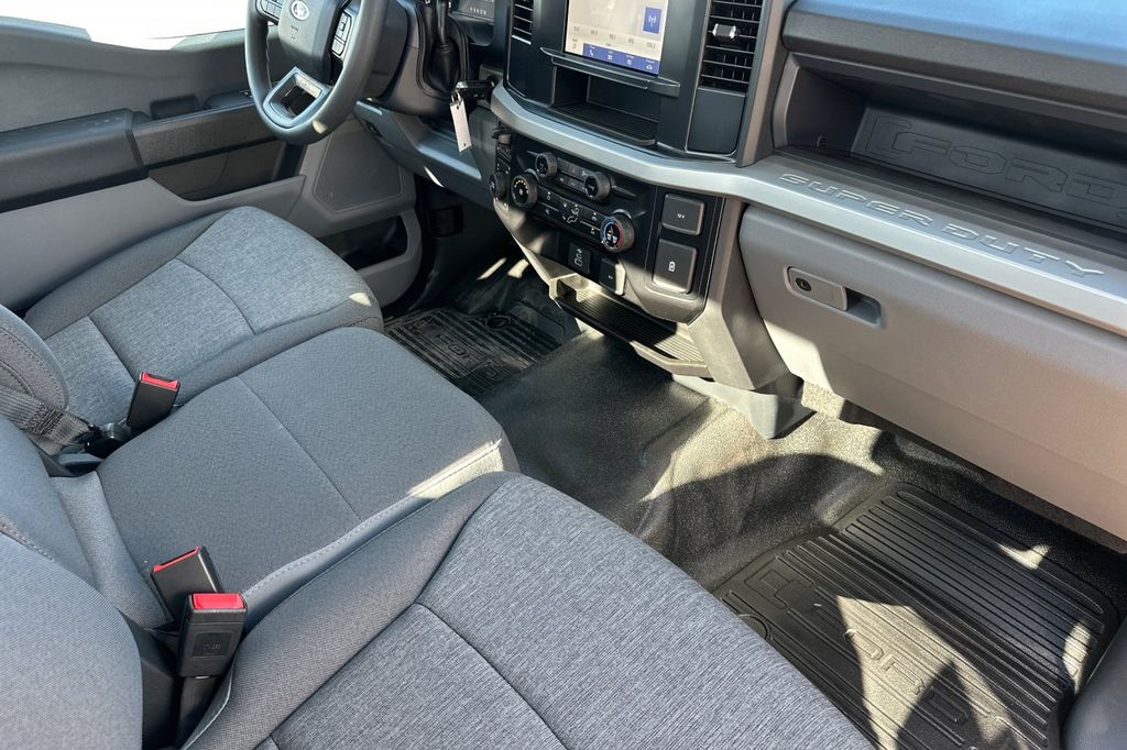 2025 Ford F-350 Super Duty Chassis Cab XLT - Photo 11