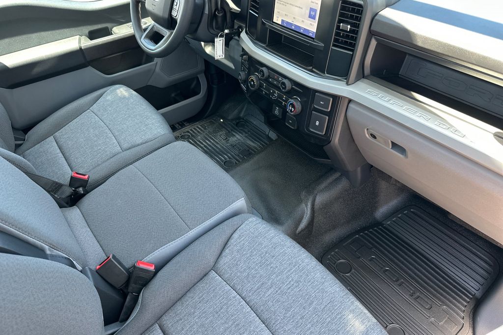 2025 Ford F-350 Super Duty Chassis Cab XLT - Photo 11