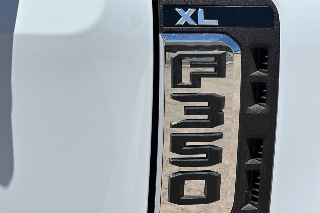 2025 Ford F-350 Super Duty Chassis Cab XLT - Photo 17