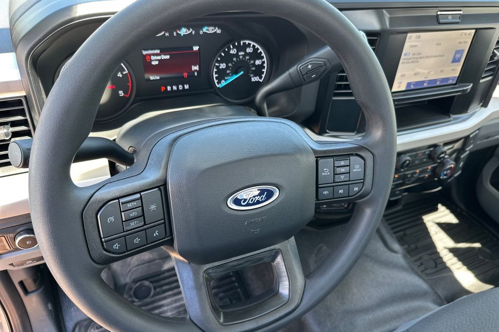 2025 Ford F-350 Super Duty Chassis Cab XLT - Photo 10
