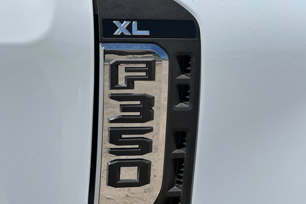 2025 Ford F-350 Super Duty Chassis Cab XLT - Photo 17