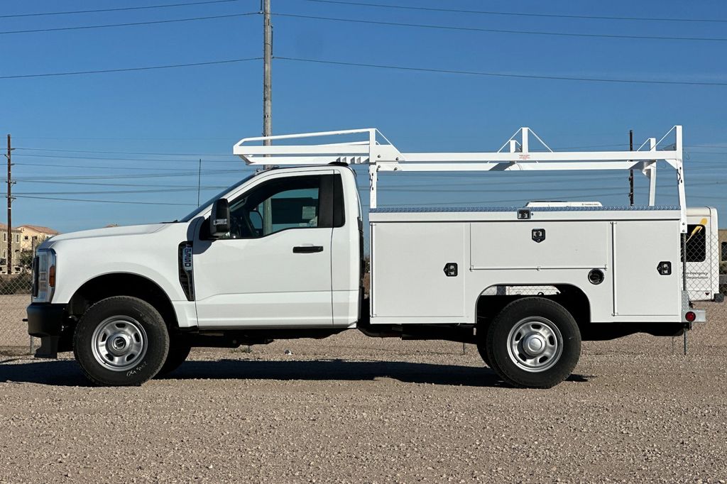 2025 Ford F-350 Super Duty Chassis Cab XLT - Photo 7