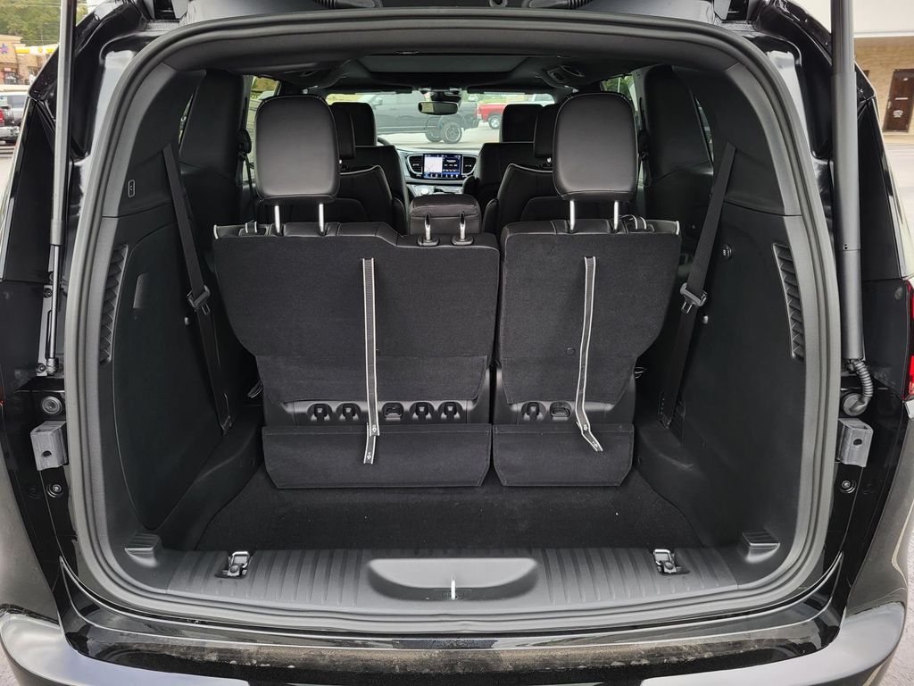 2026 Chrysler Pacifica Limited - Photo 9