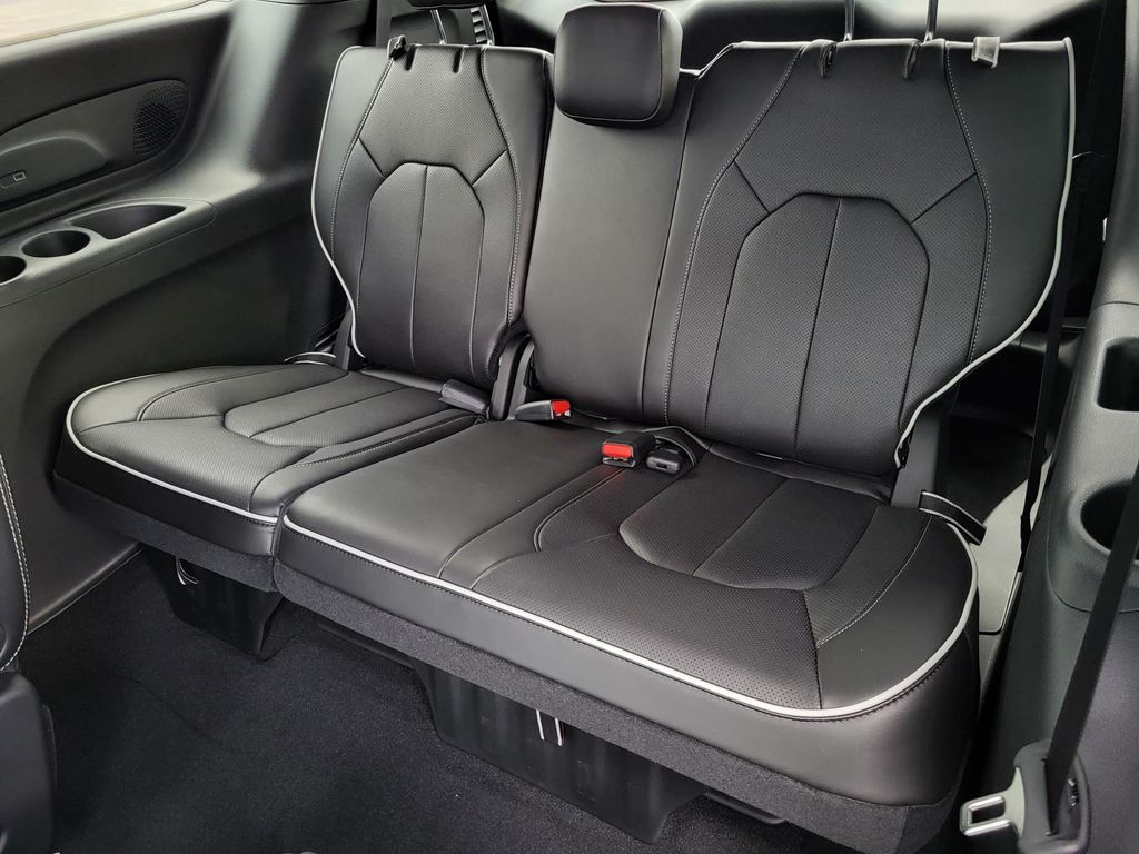 2026 Chrysler Pacifica Limited - Photo 15
