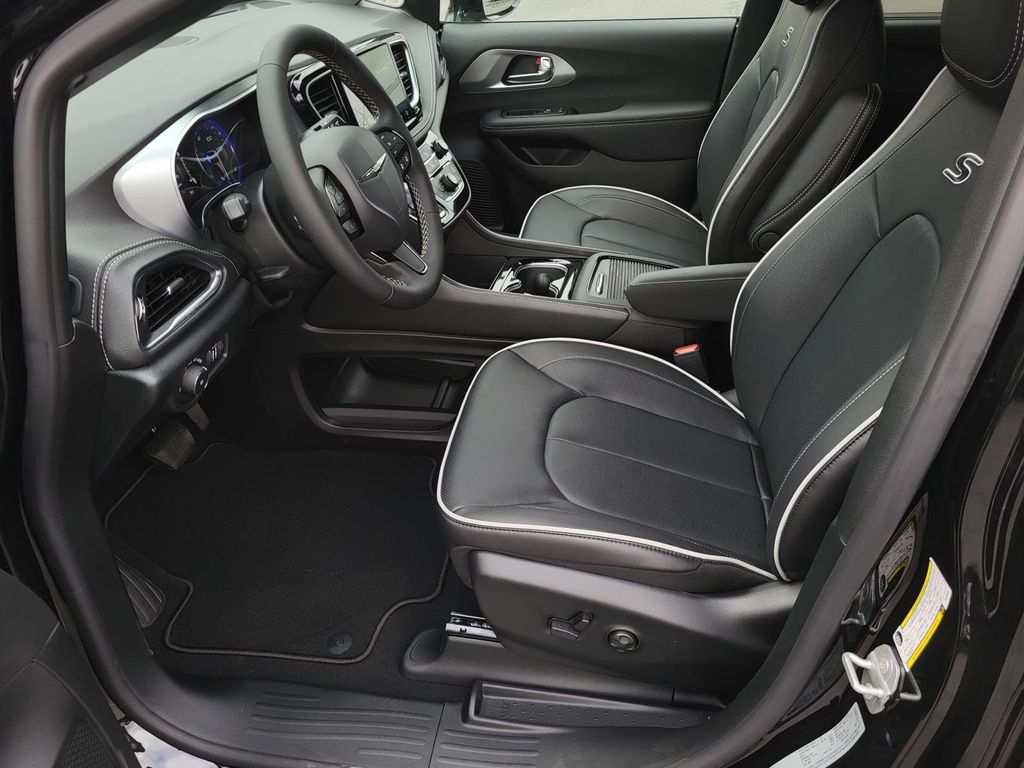 2026 Chrysler Pacifica Limited - Photo 11