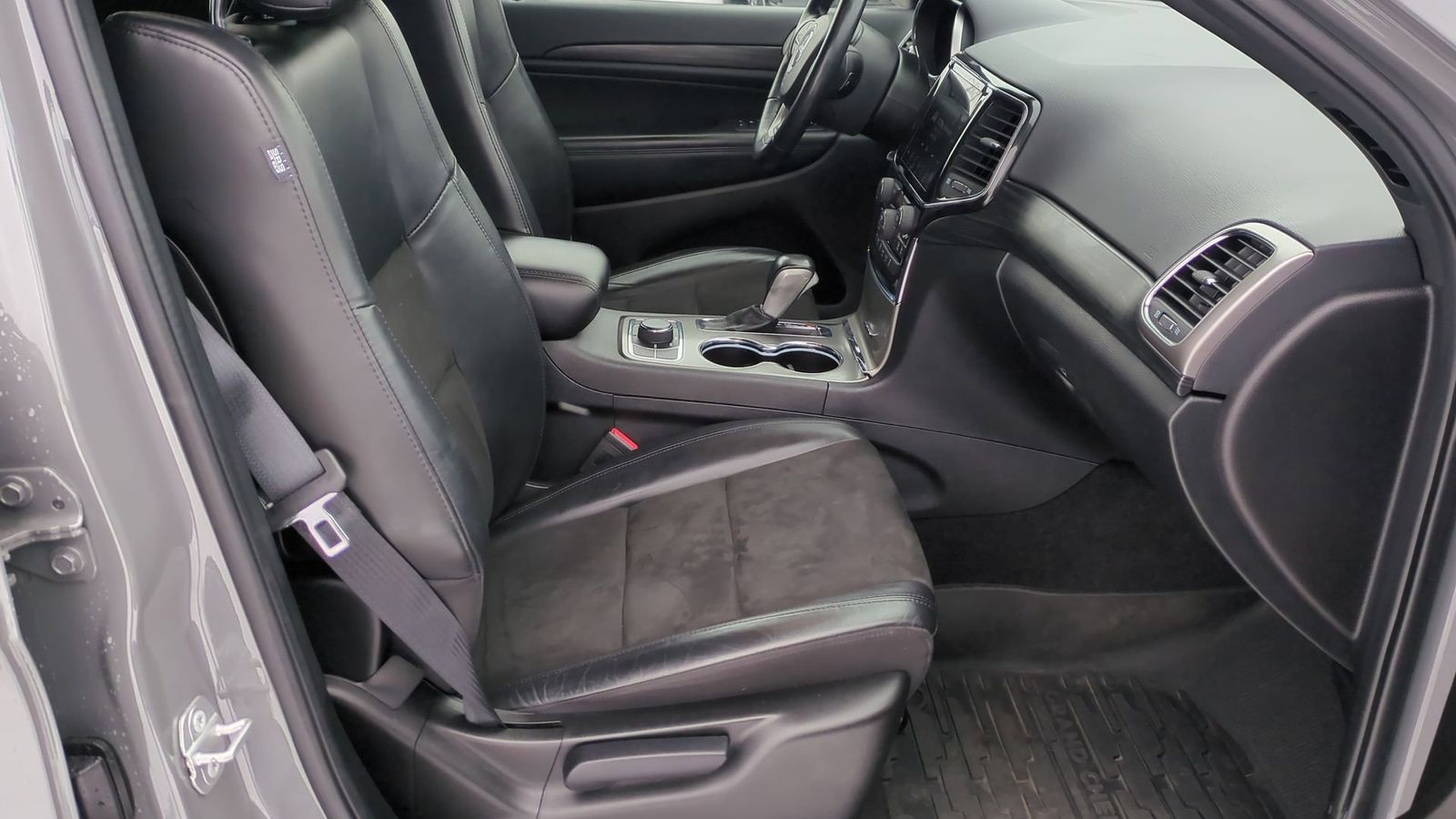 Thumbnail: 2022 Jeep Grand Cherokee - 24