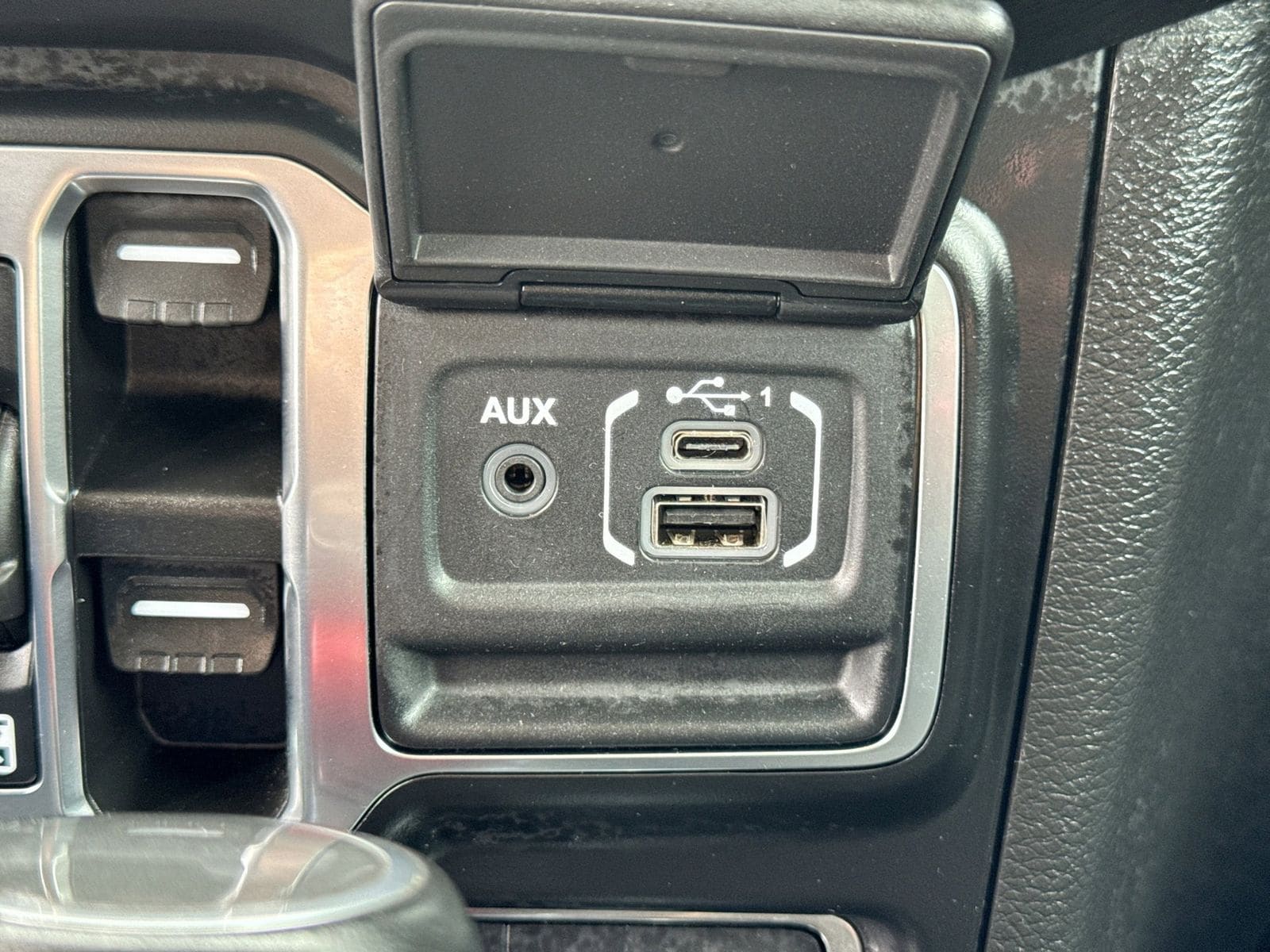 Thumbnail: 2022 Jeep Wrangler - 34