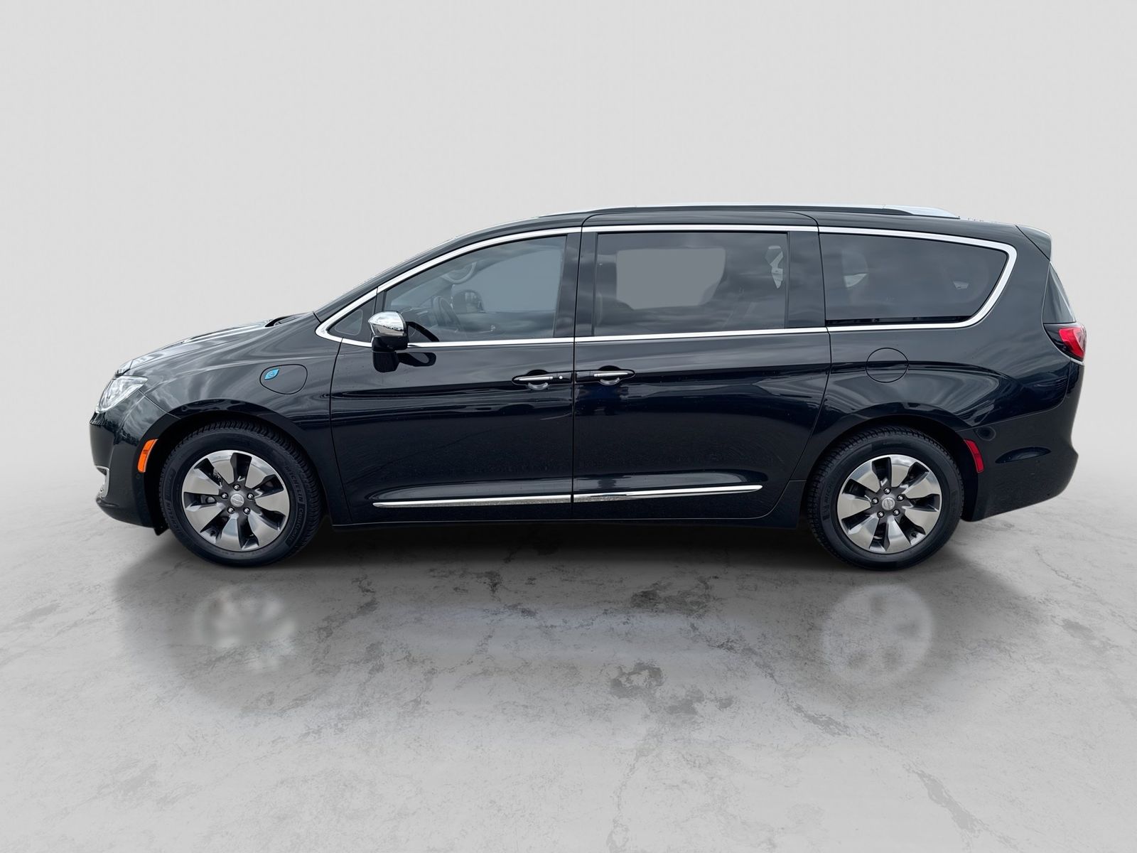 Thumbnail: 2018 Chrysler Pacifica - 3