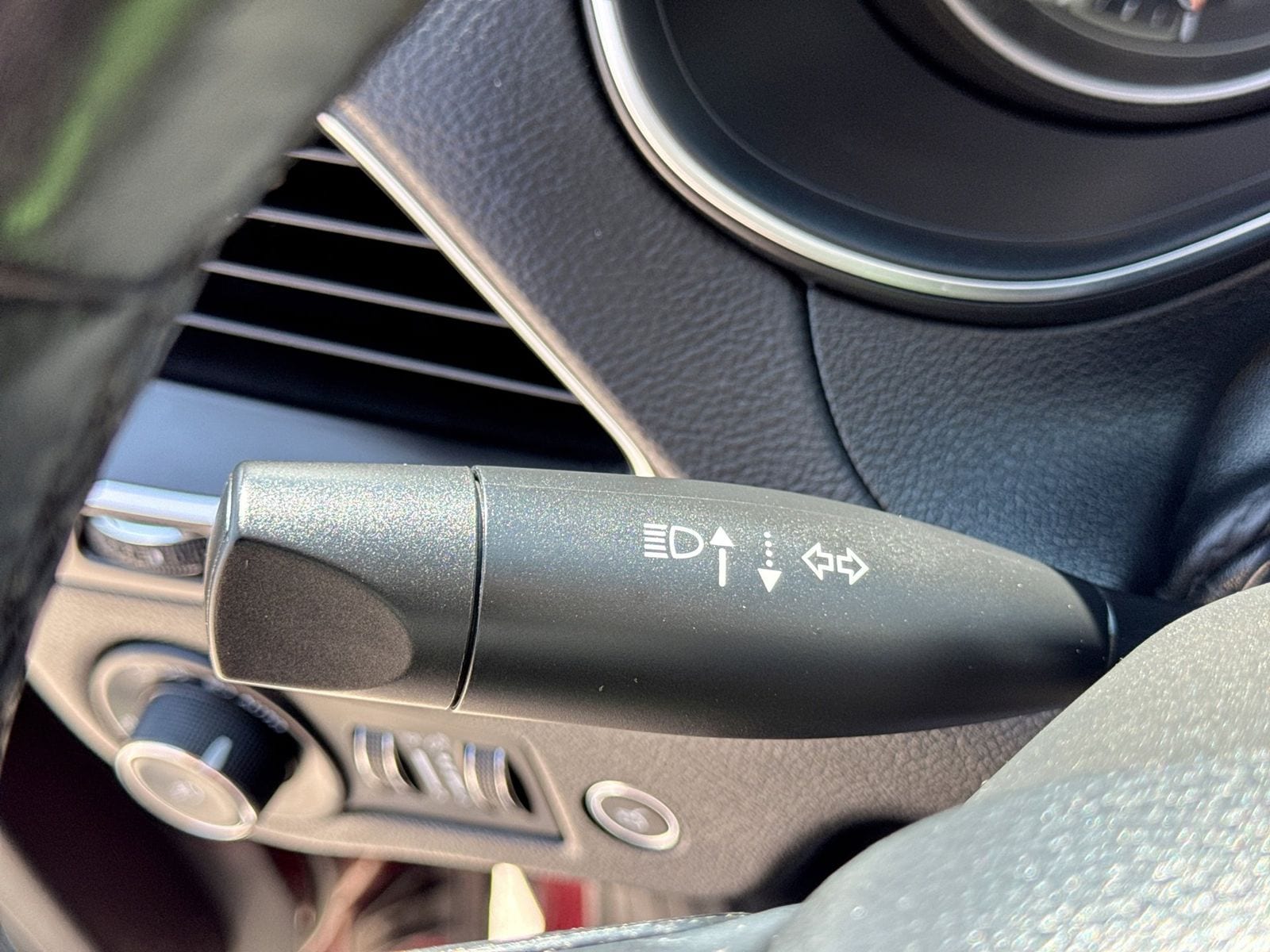Thumbnail: 2019 Jeep Cherokee - 31