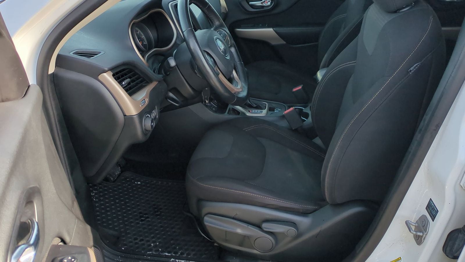 Thumbnail: 2018 Jeep Cherokee - 18