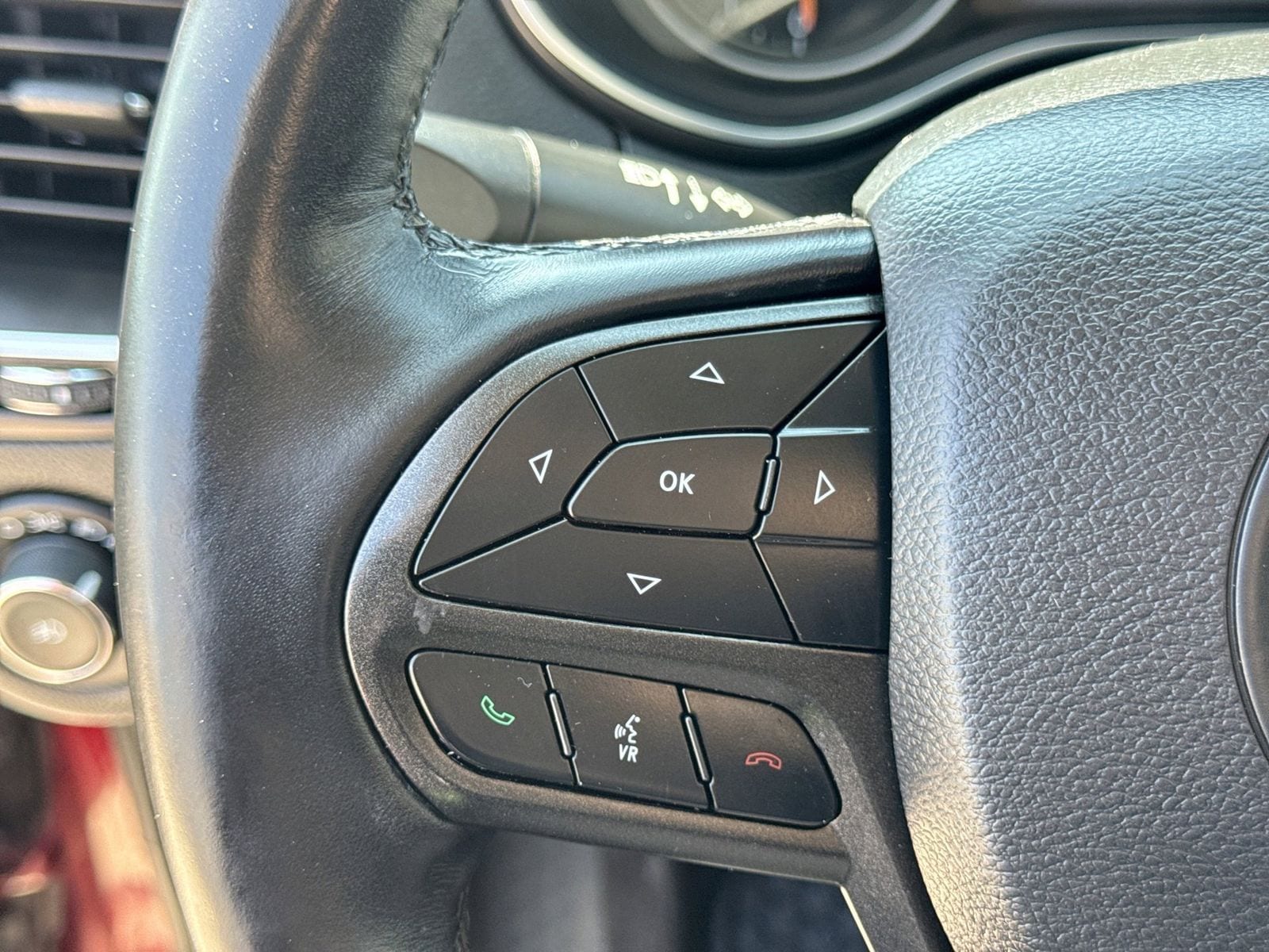 Thumbnail: 2019 Jeep Cherokee - 28