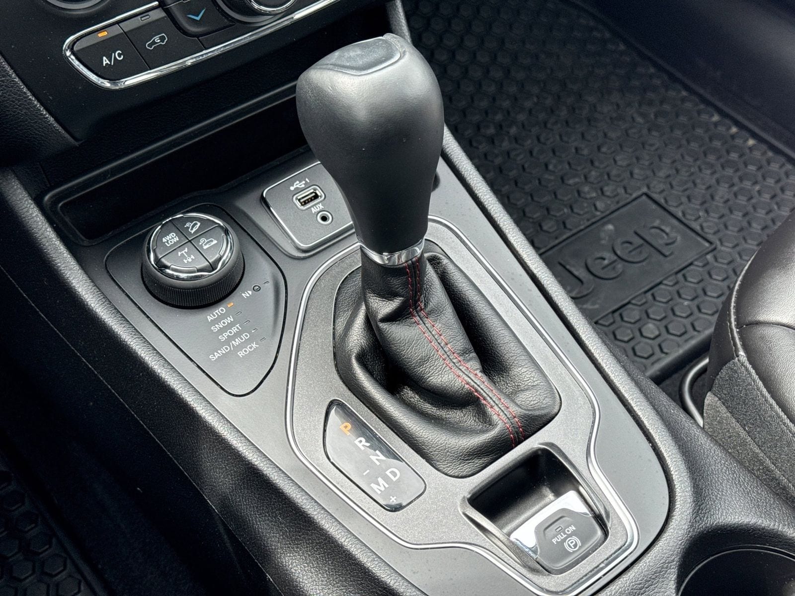 Thumbnail: 2019 Jeep Cherokee - 36