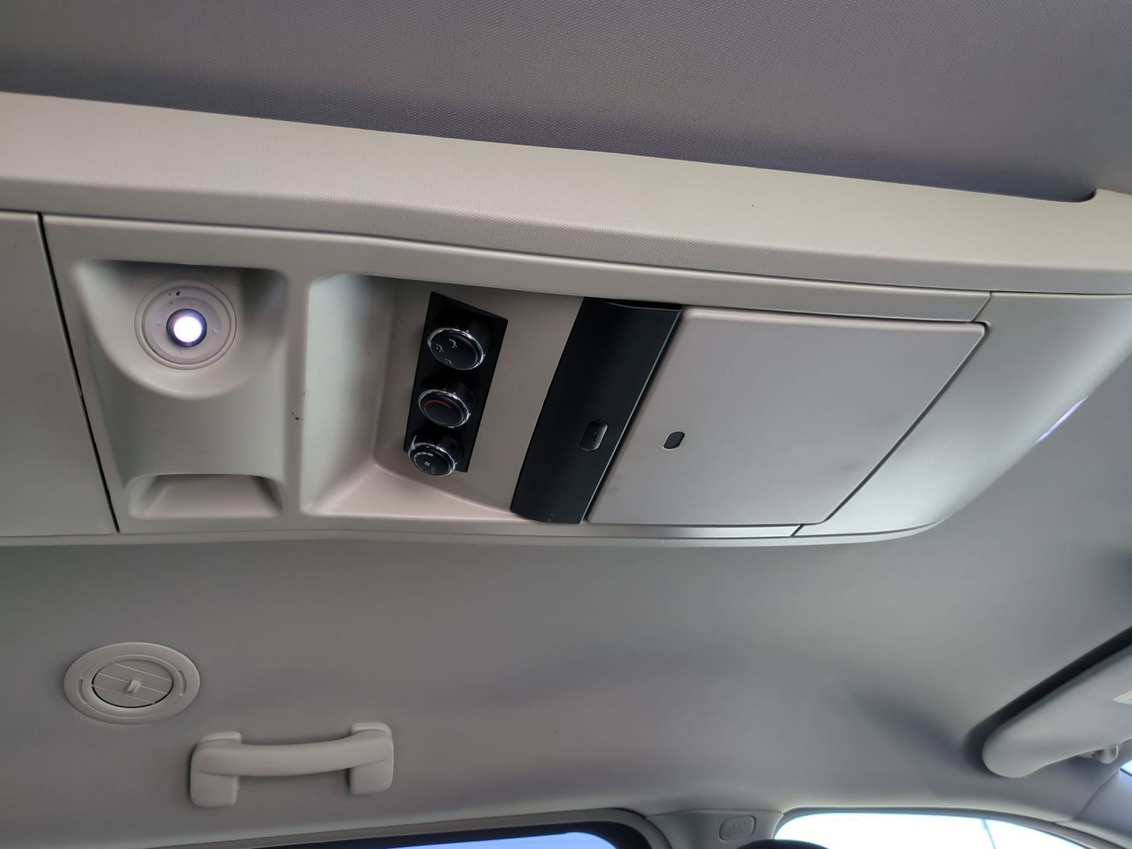 Thumbnail: 2012 Chrysler Town & Country - 25