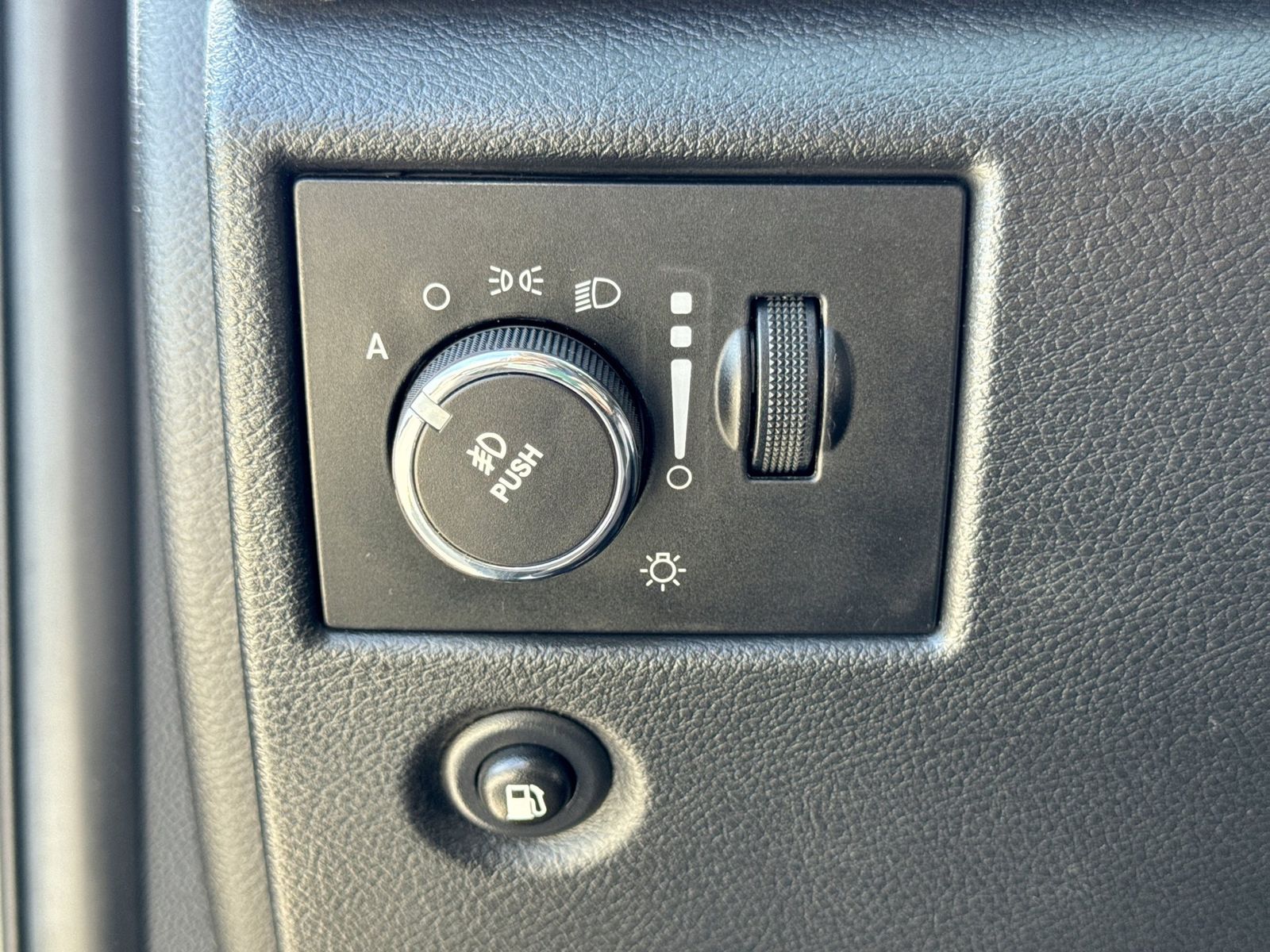 Thumbnail: 2012 Jeep Grand Cherokee - 28