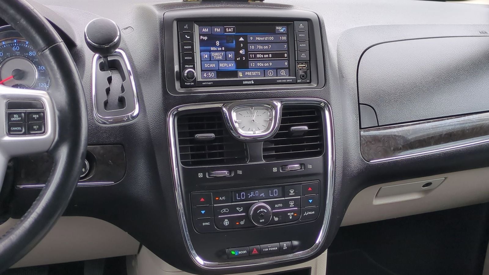 Thumbnail: 2014 Chrysler Town & Country - 30