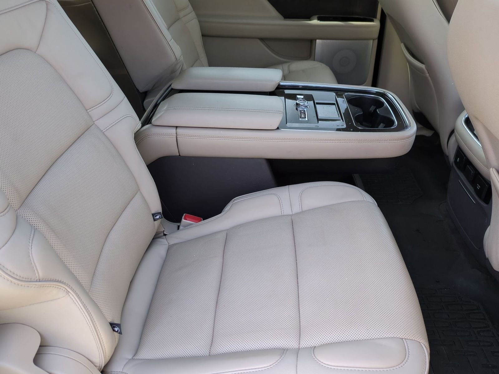 Thumbnail: 2018 Lincoln Navigator L - 26