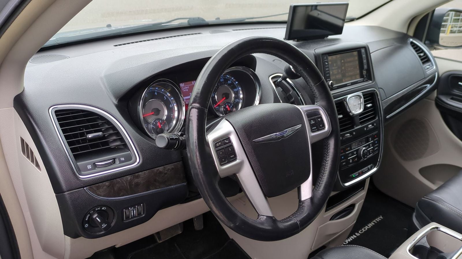 Thumbnail: 2014 Chrysler Town & Country - 2