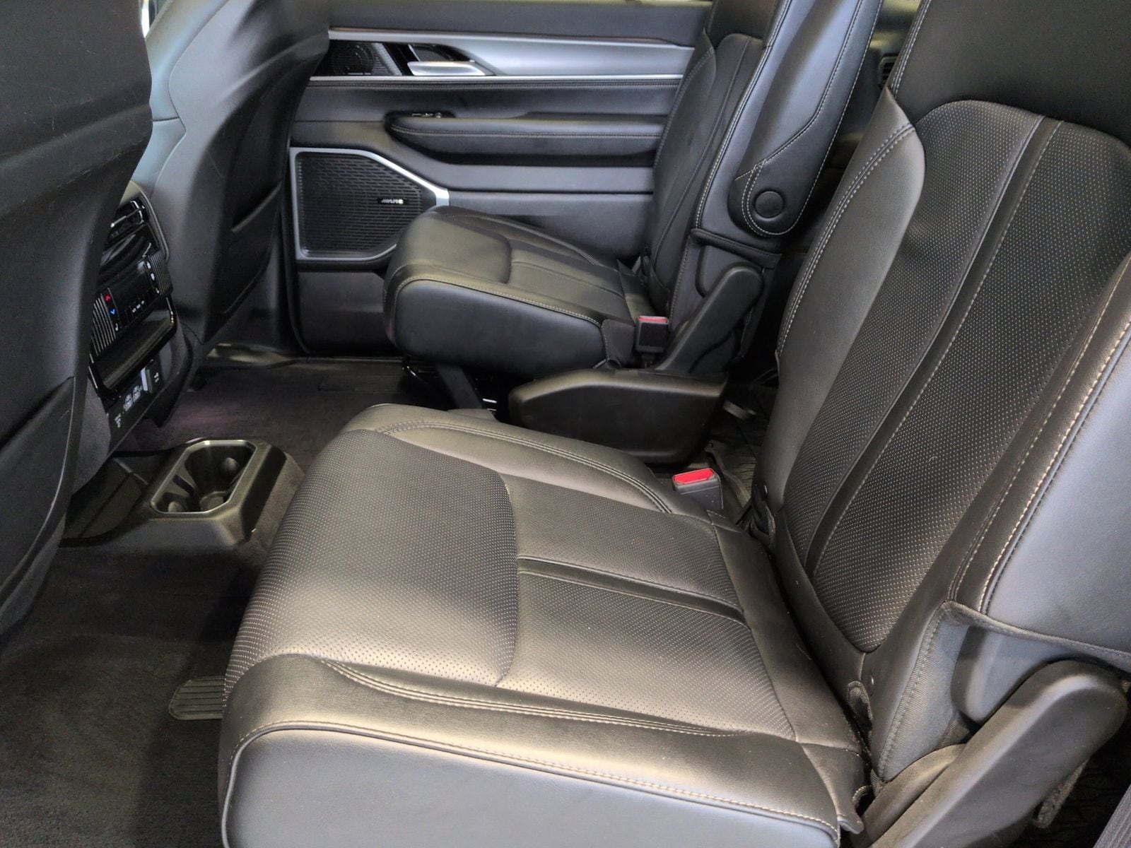 Thumbnail: 2024 Jeep Wagoneer - 24