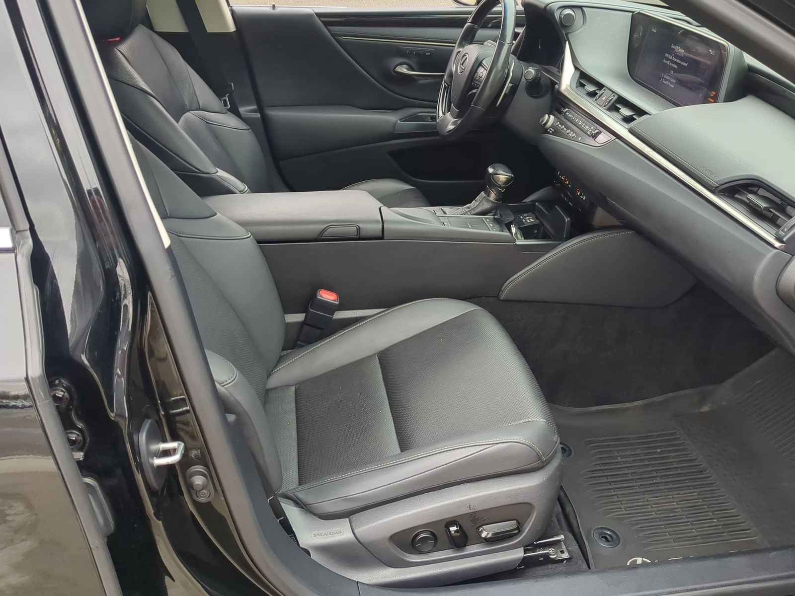 Thumbnail: 2021 Lexus ES - 26