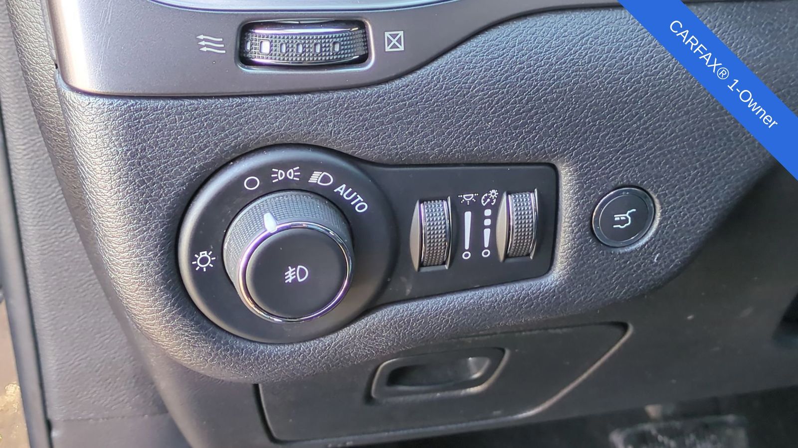 Thumbnail: 2020 Jeep Cherokee - 17