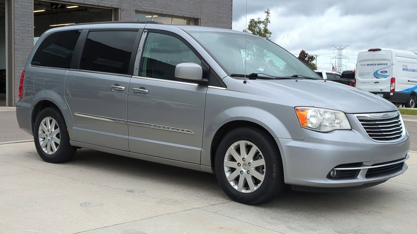 Thumbnail: 2014 Chrysler Town & Country - 10