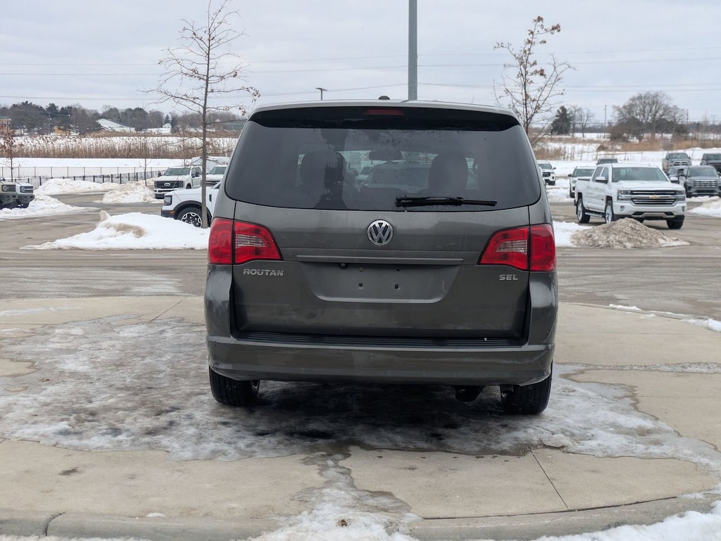 Used 2010 Volkswagen Routan SEL Minivan/Van