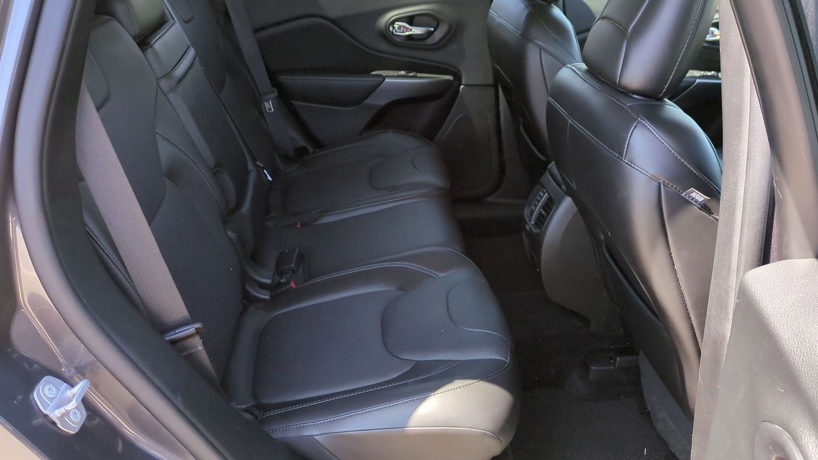 2019 Jeep Cherokee Overland 20